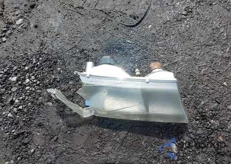 1998 Mercury Grand Marquis z USA, uszkodzony, nr VIN 2MEFM75W1WX637007